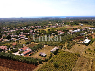 Veliko gradbeno zemljišče s projektom za 3 hiše